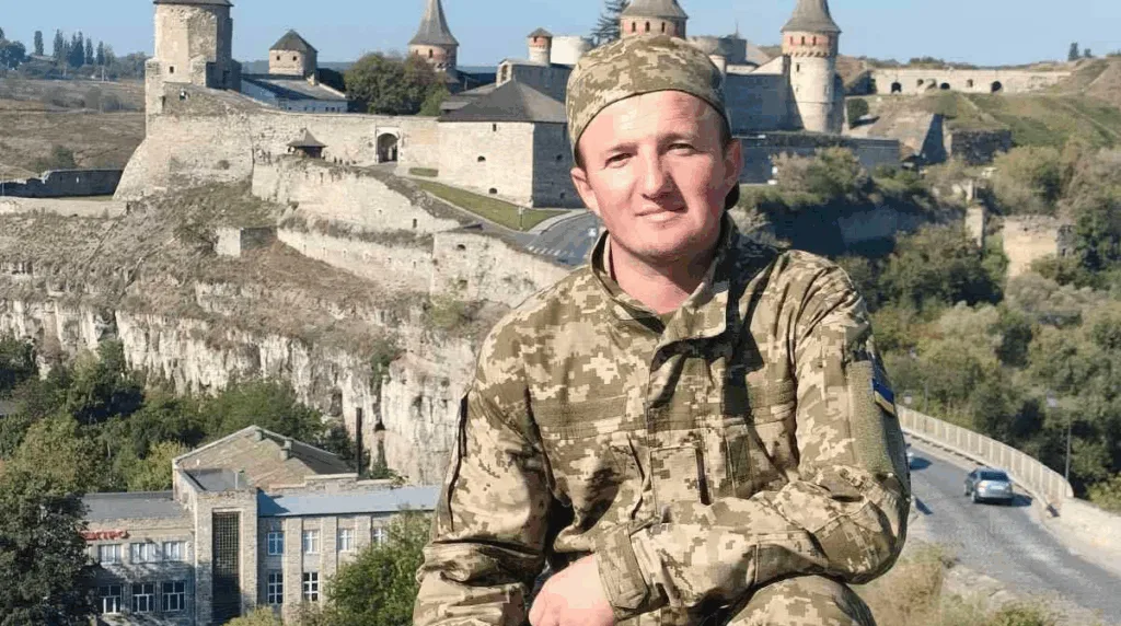 Військовий біля старовинного замку в Україні