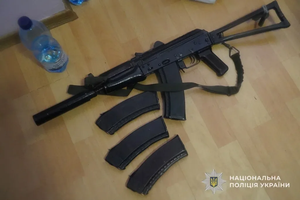Автомат і магазини на підлозі