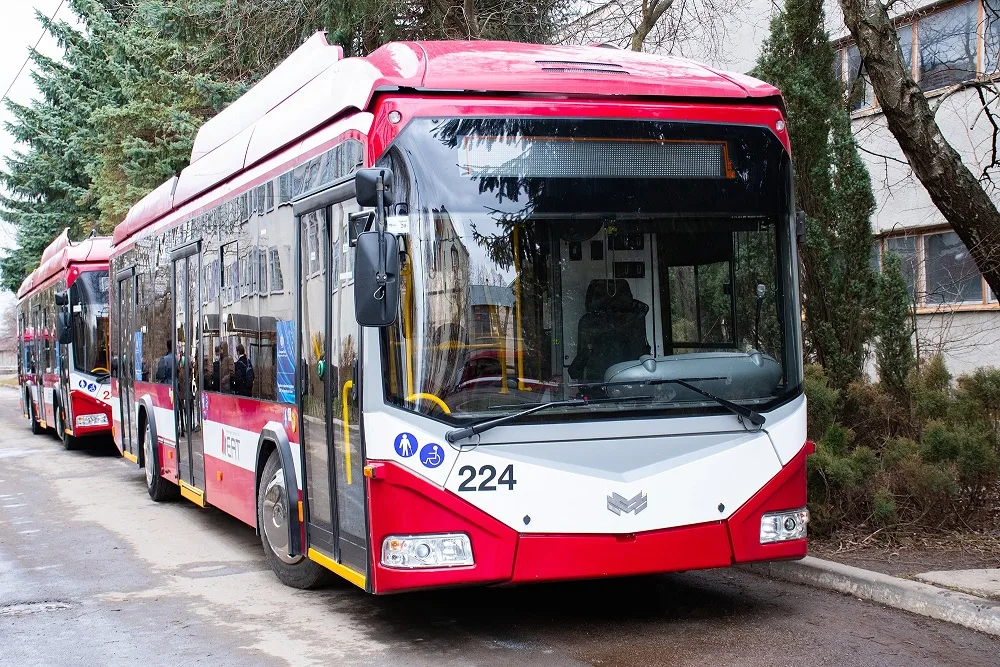 Сучасний червоно-білий міський тролейбус на вулиці