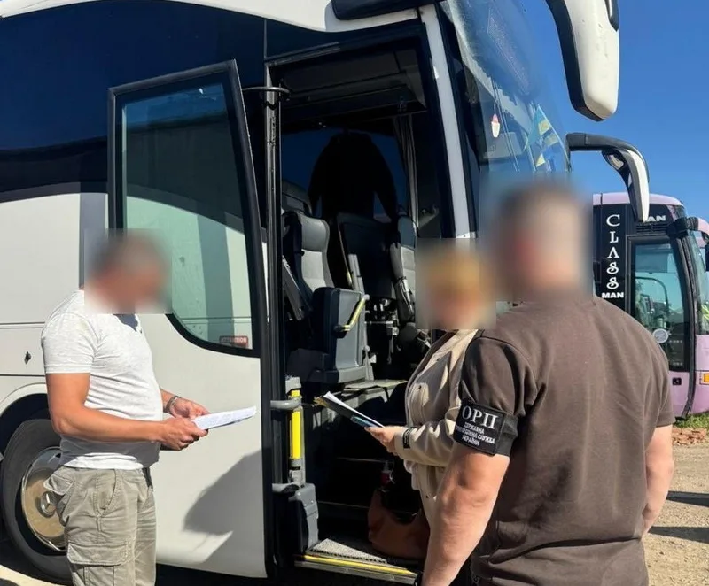 Прикордонники затримали водіїв з Прикарпаття, які ховали ухилянтів в автобусах. ФОТО