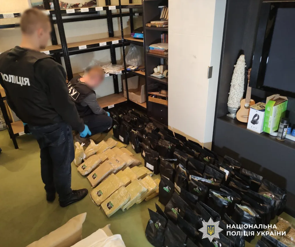 Поліція оглядає вилучені пакунки у приміщенні