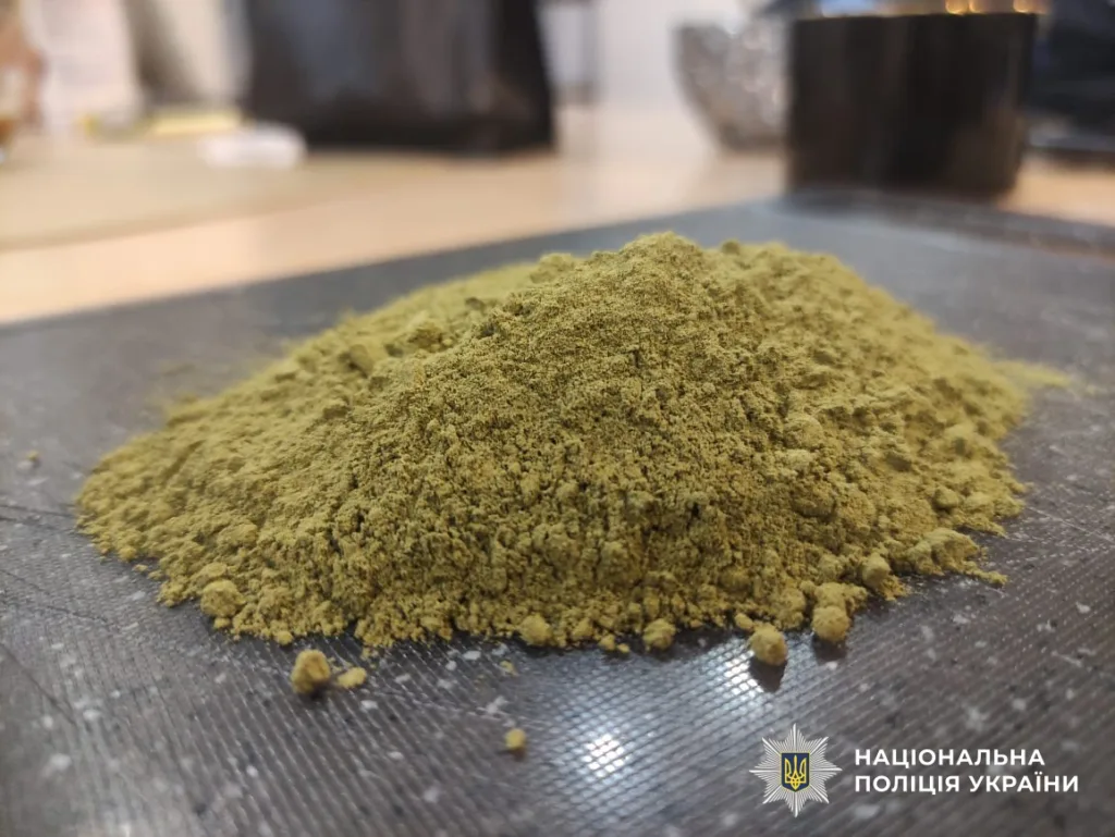 Коричневий порошок на столі, фото поліції України