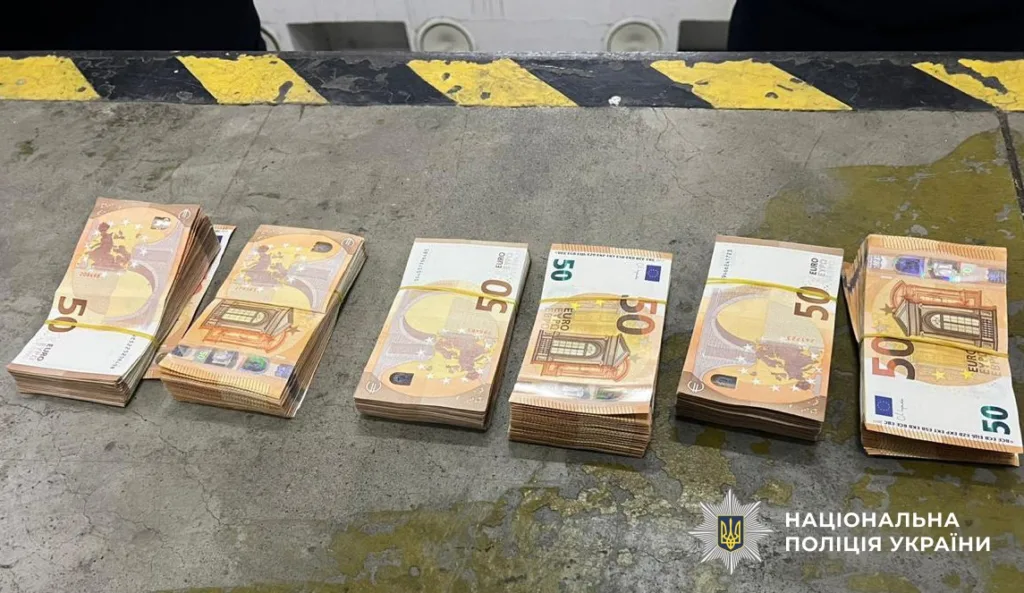 Пачки п’ятдесят єврових банкнот на столі