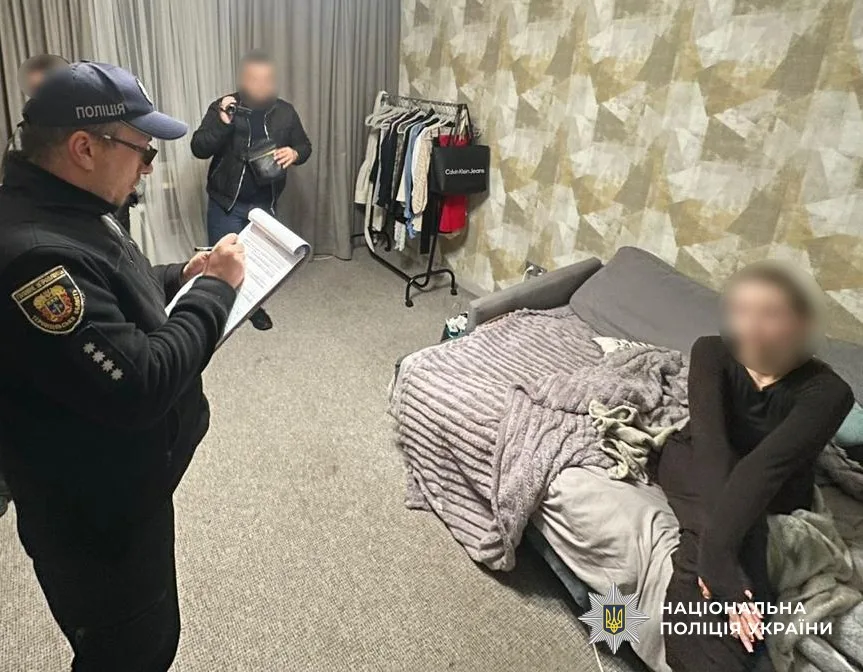 Поліція проводить обшук у квартирі