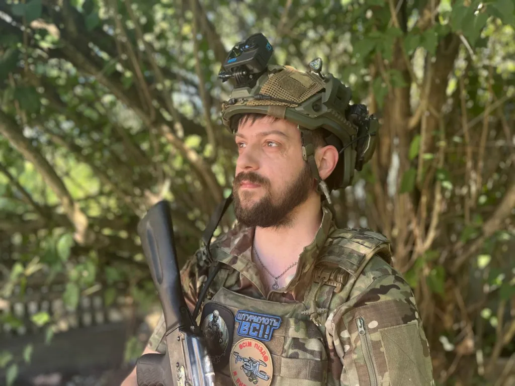 Військовий у камуфляжі на природі