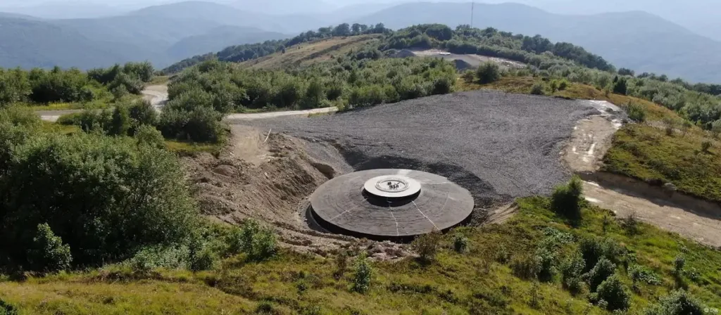 Радарна станція в гірській місцевості України