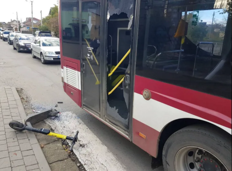 Аварія автобуса та електросамоката на вулиці