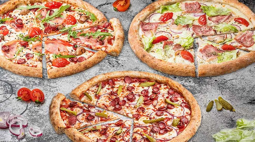 Три смачні піци з різними начинками на столі
