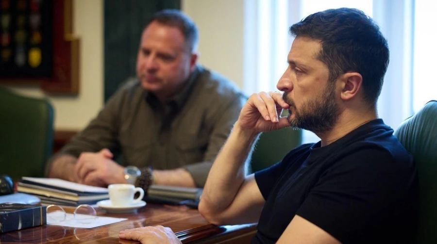 Двоє чоловіків обговорюють питання в офісі