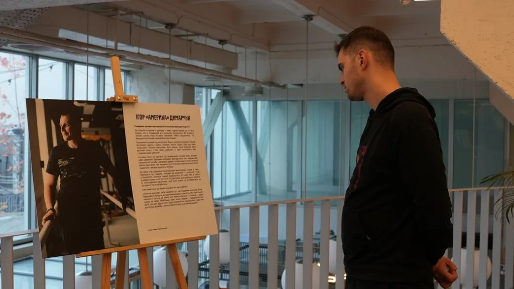 Чоловік читає інформаційний стенд на виставці