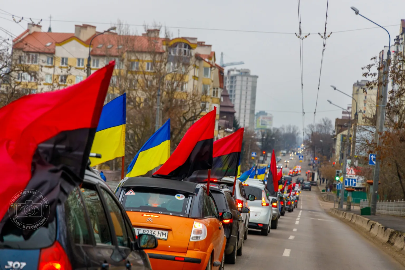 Автоколона з українськими та червоно-чорними прапорами