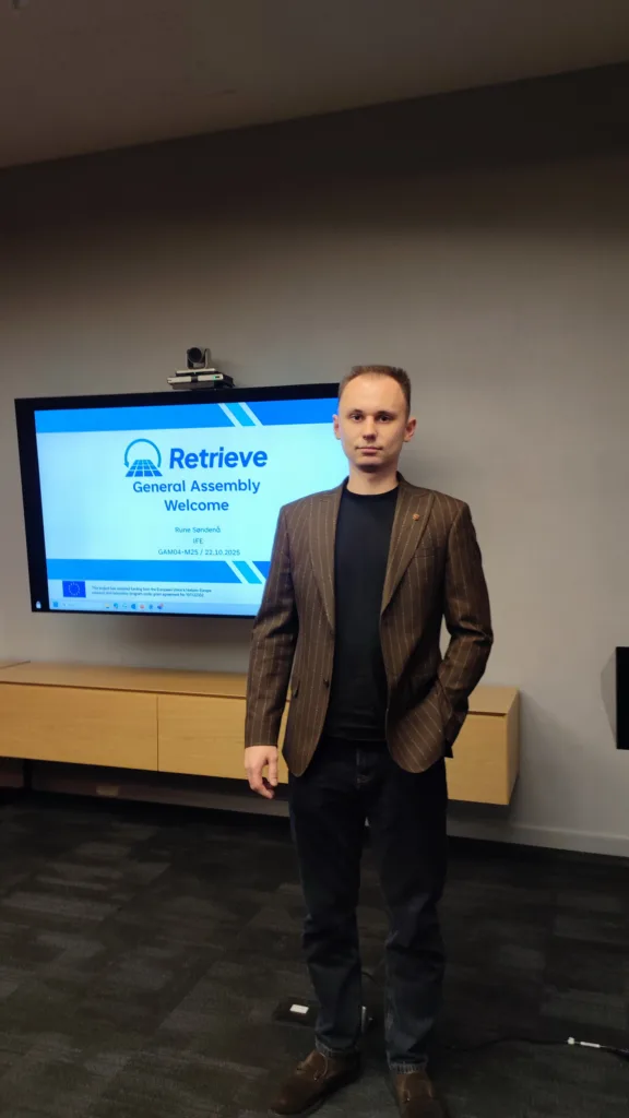 Чоловік стоїть перед екранам презентації Retrieve