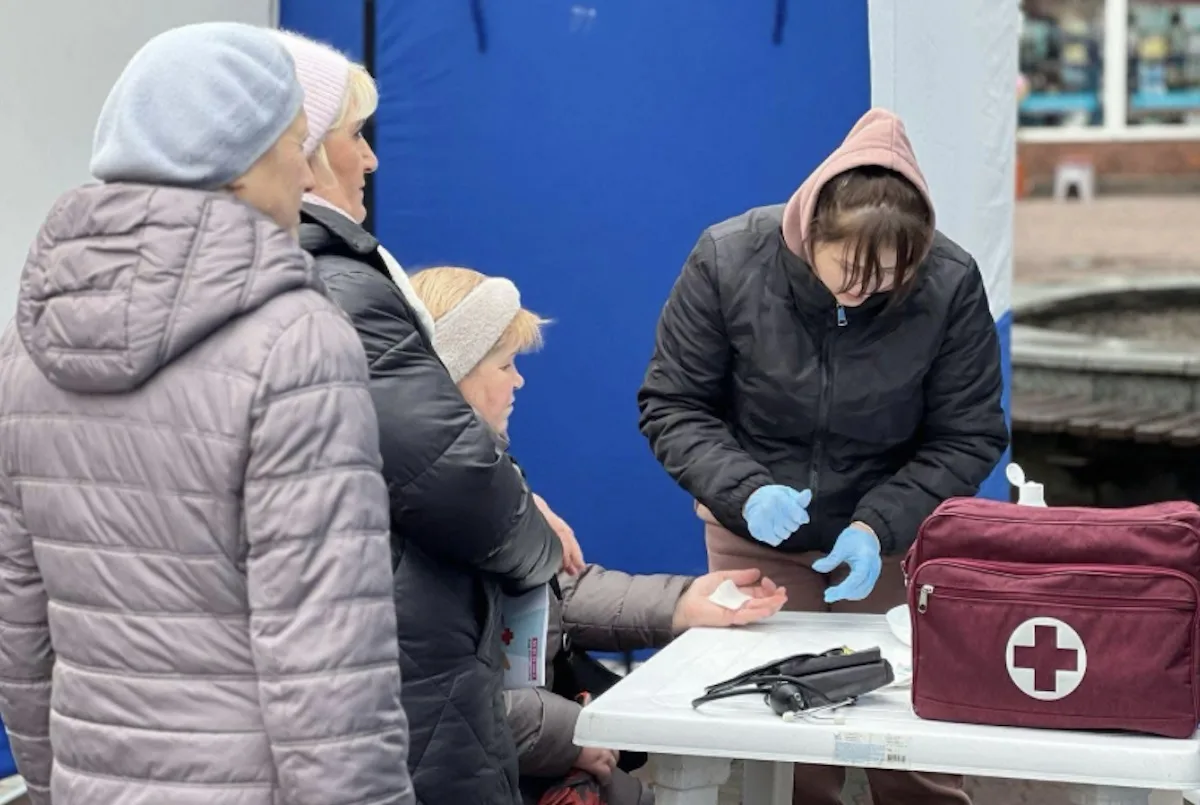 Медична допомога людям на вулиці