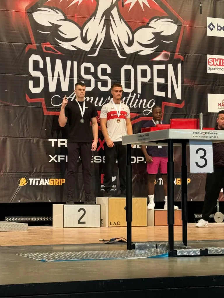 Переможці турніру з армреслінгу Swiss Open на подіумі