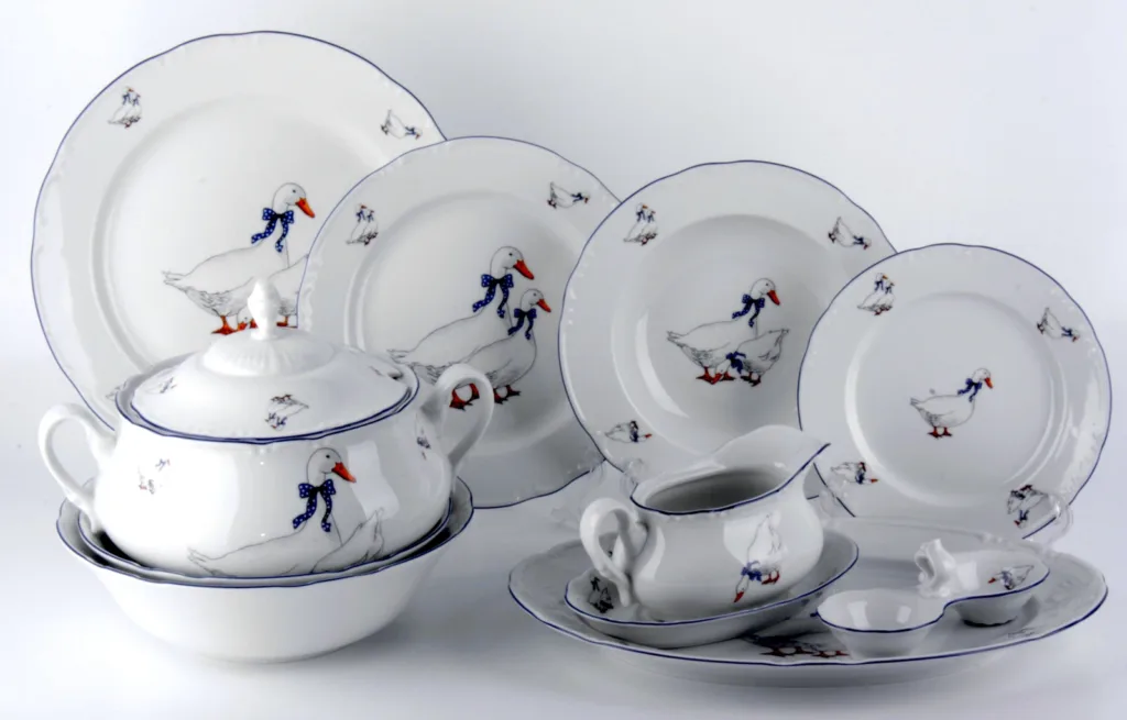 Порцеляновий сервіз з малюнками гусей