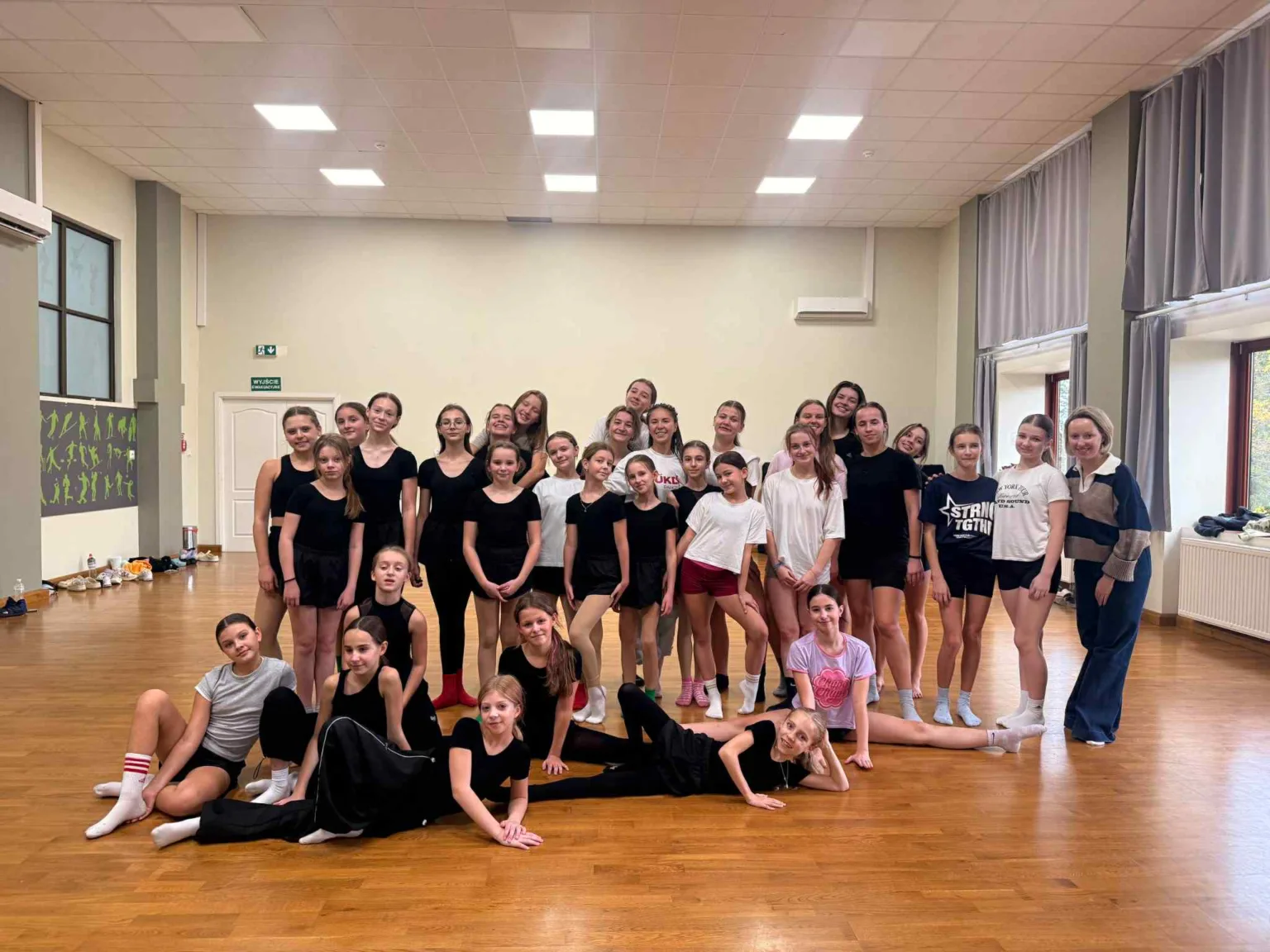 Група дівчат на занятті танцями у студії