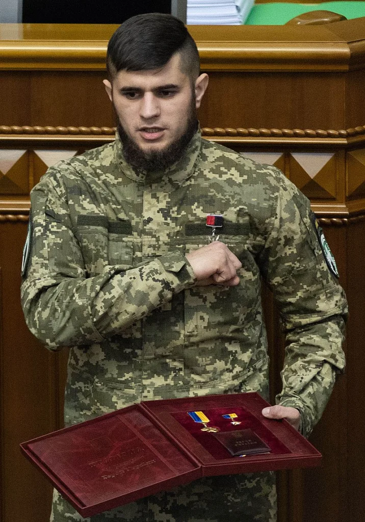 Український військовий отримує державну нагороду