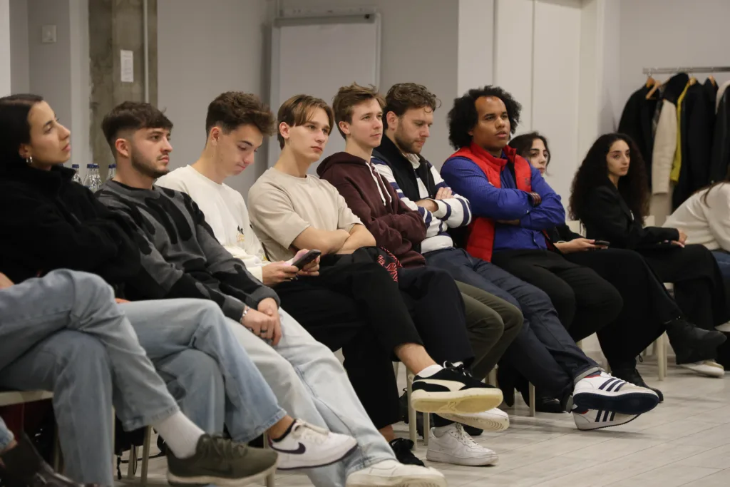 Група людей на навчальному семінарі в аудиторії