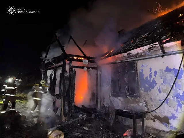 Пожежники гасять вогонь у палаючому будинку