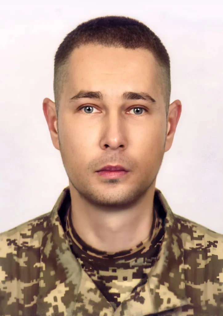 Український військовий у камуфляжній формі