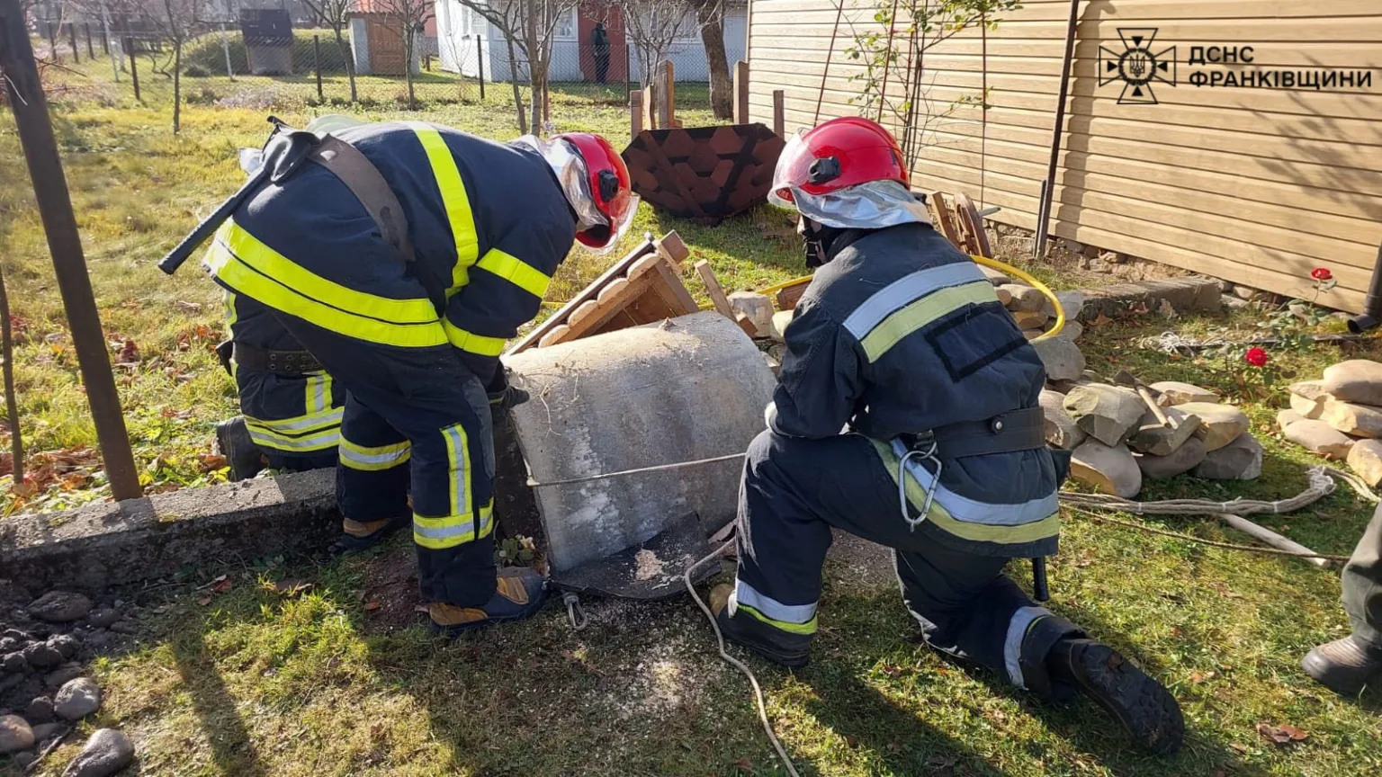 Рятувальники працюють біля бетонної конструкції