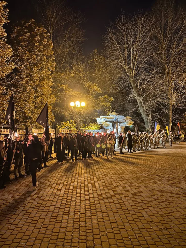 Нічна хода з прапорами у міському парку