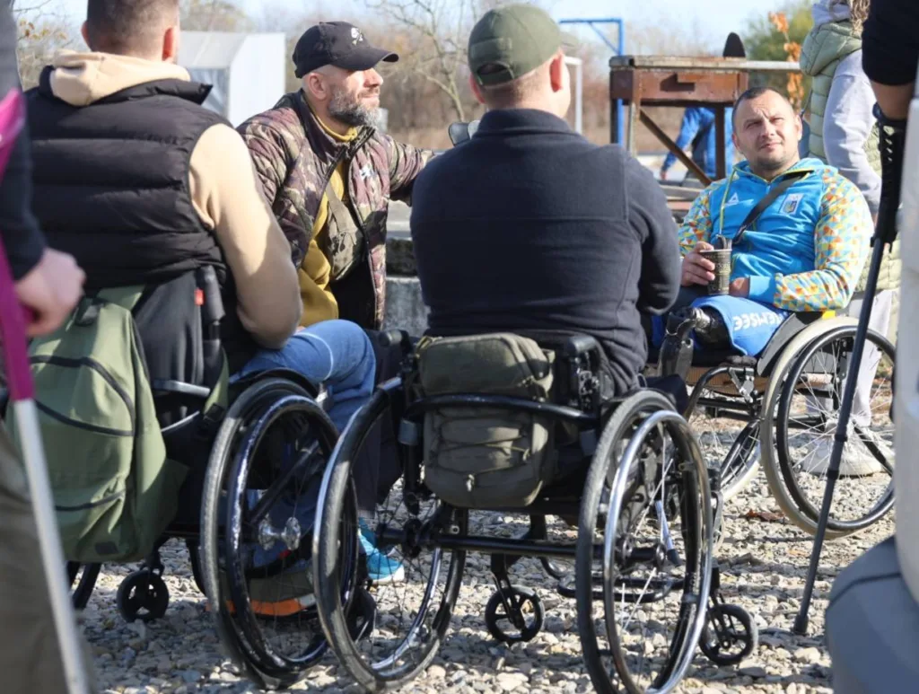 Група людей у візках спілкується на вулиці