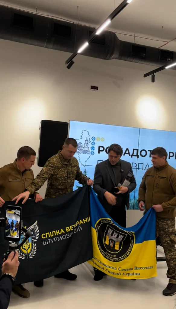 Ветерани тримають прапори Нацгвардії України