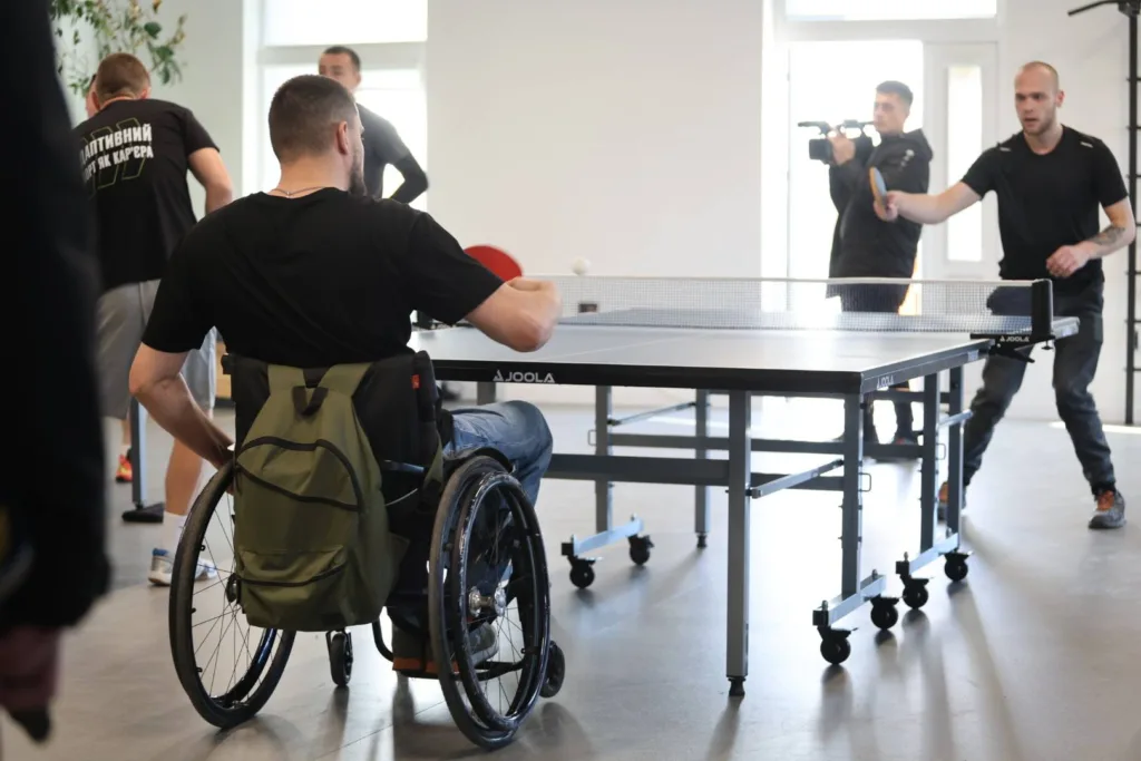 Гравець на візку грає у настільний теніс
