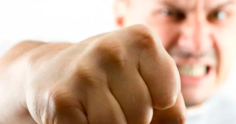 Злий чоловік з кулаком перед обличчям