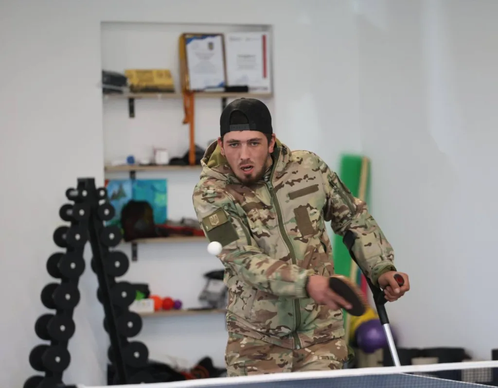 Військовий грає в настільний теніс