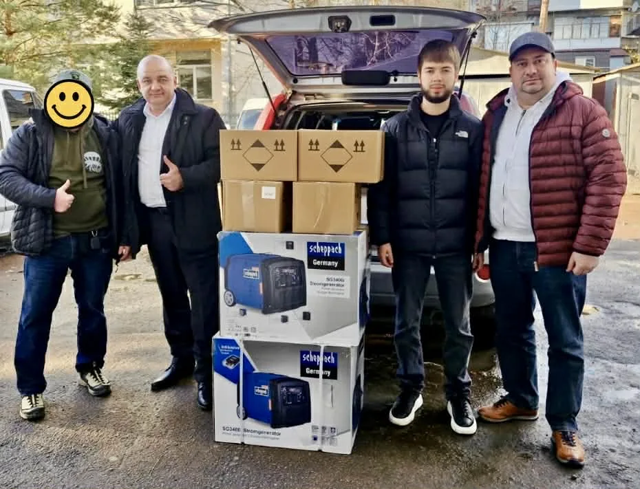 Люди з генераторами та коробками біля автомобіля