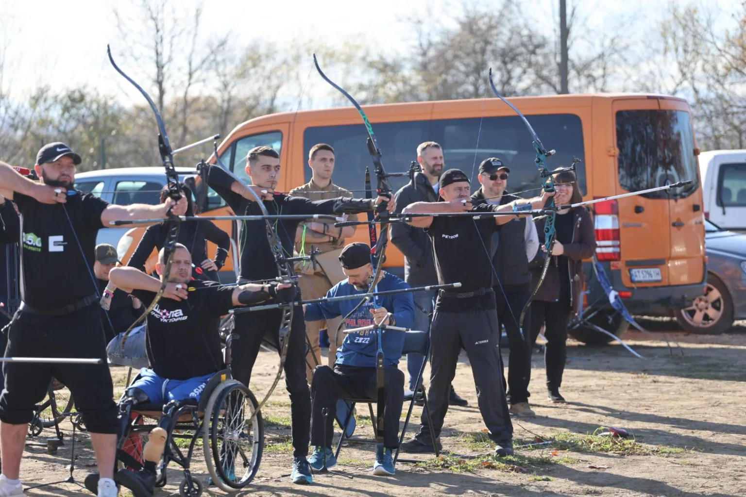 Люди стріляють з луків на відкритому полігоні