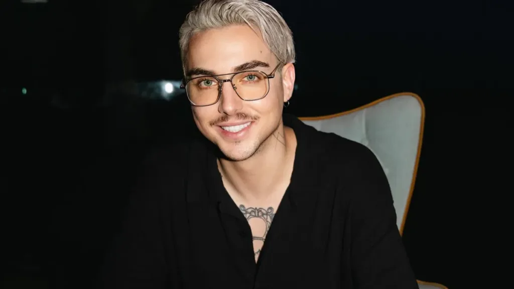 MELOVIN заручився з військовим і замилував поцілунком з ним під час освідчення