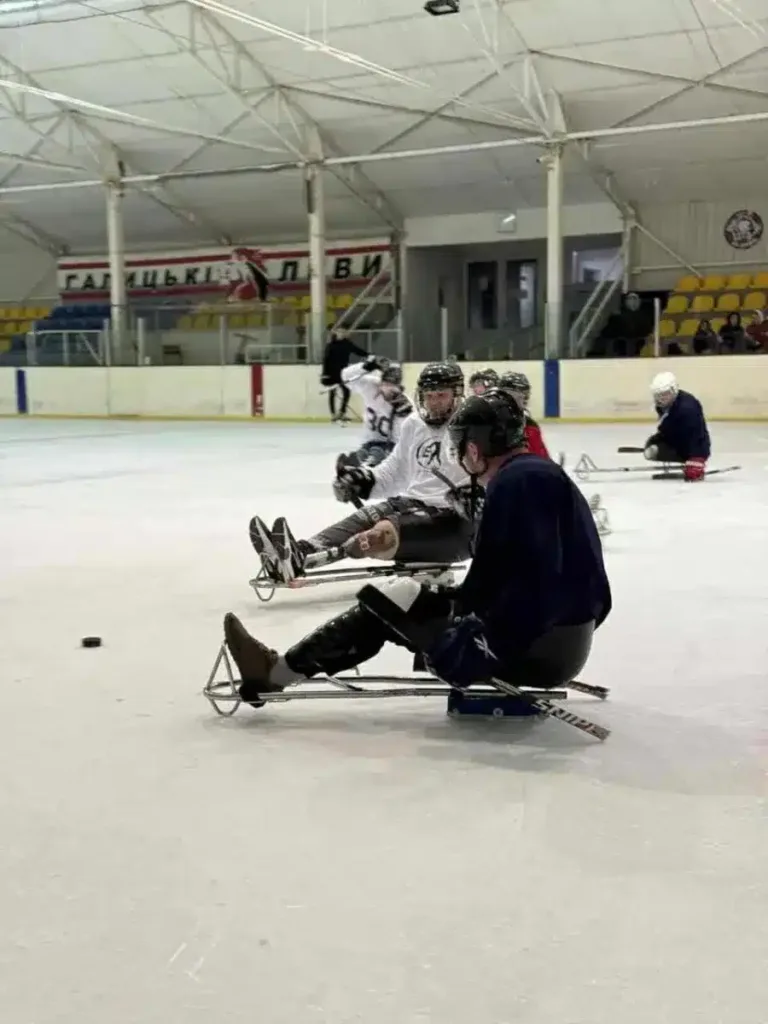 Гравці у слідж-хокей тренуються на льодовій арені