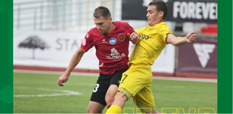 Футболісти змагаються за м’яч під час матчу