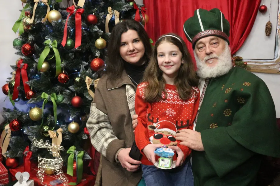 Різдвяне фото родини біля ялинки