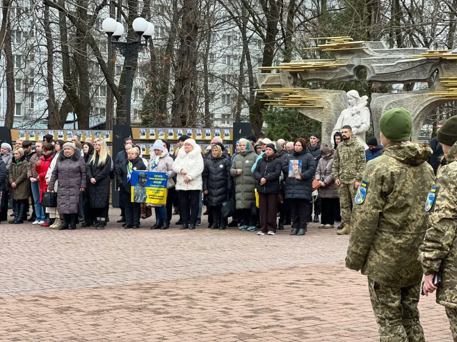 Люди вшановують полеглих захисників України на площі