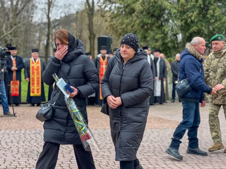 Жінки на меморіальній церемонії пам’яті військового