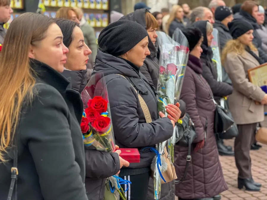 Люди з квітами на церемонії вшанування пам’яті