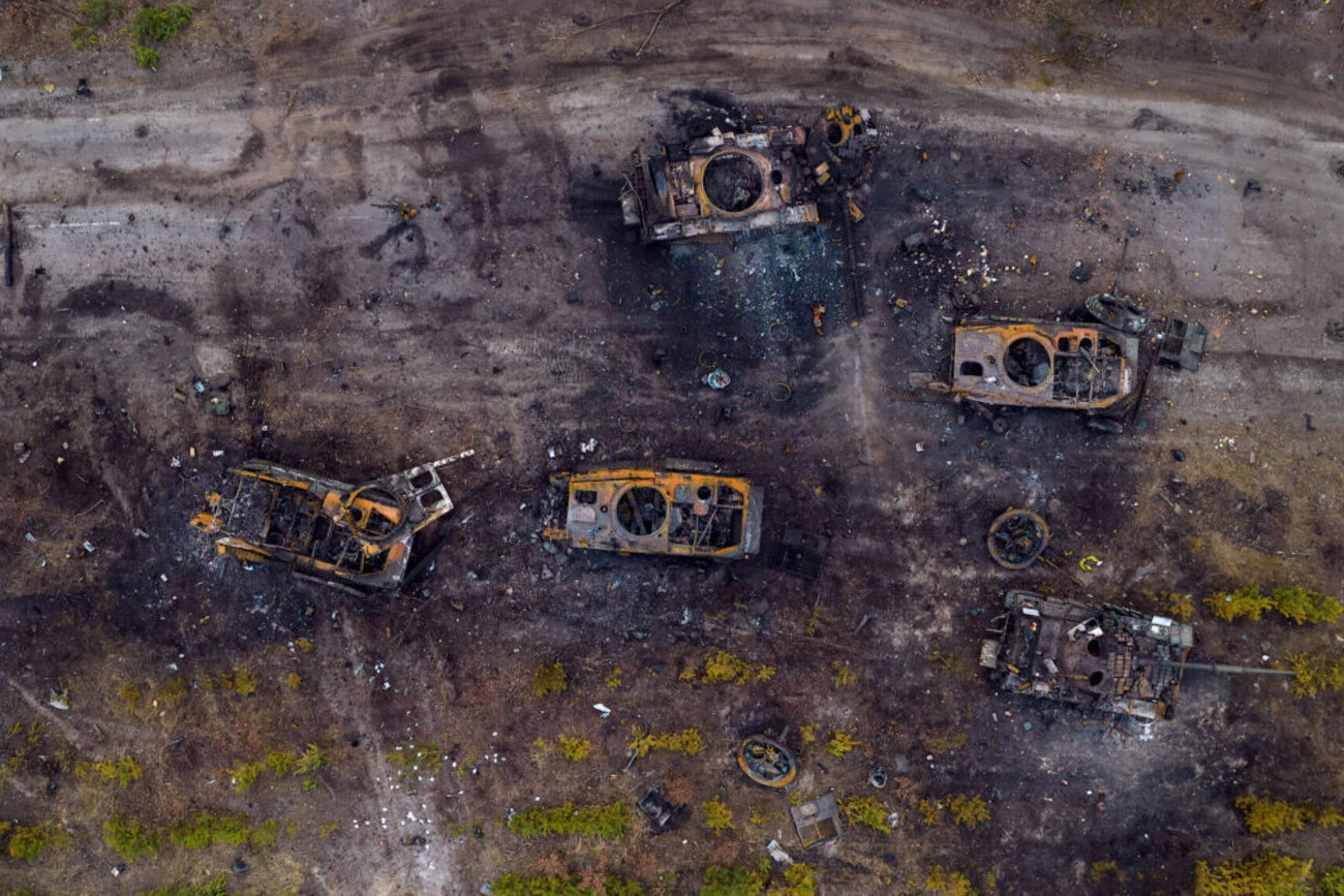 Знищена військова техніка на полі бою зверху