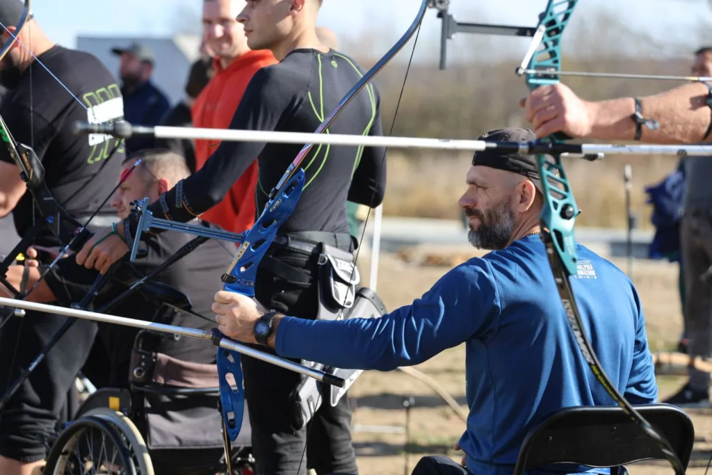 Спортсмени стріляють з луків на змаганнях просто неба