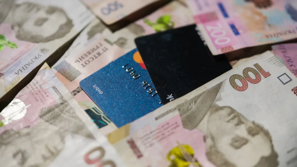 Гривні та банківські картки крупним планом