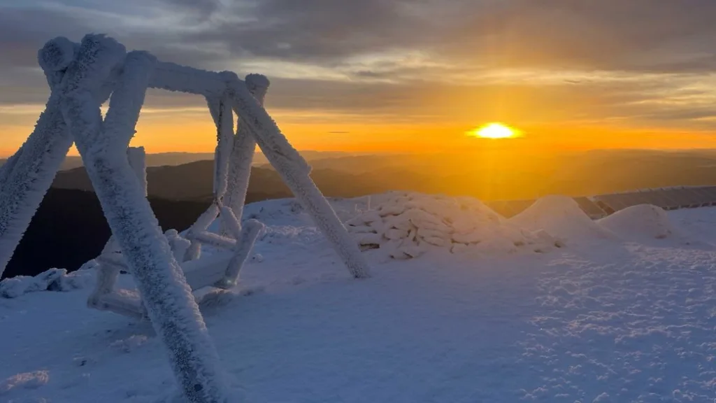 Зимові гори під час сходу сонця
