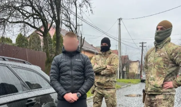 Військові затримують чоловіка на вулиці