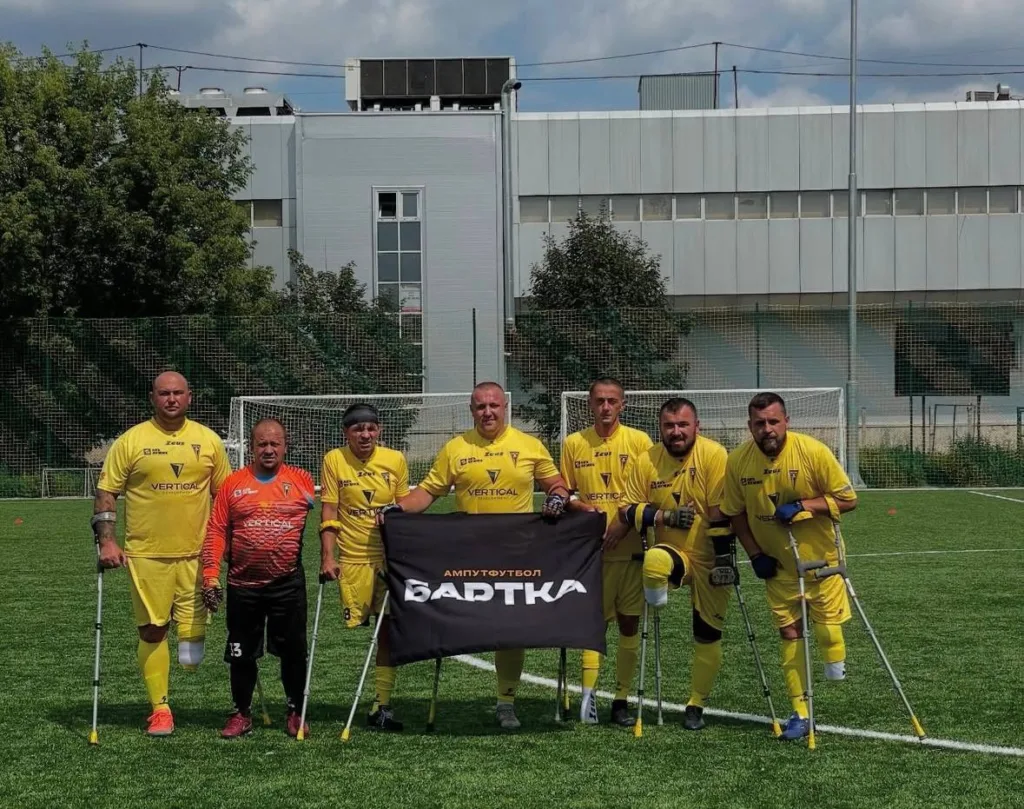 Команда ампуті-футболістів на футбольному полі