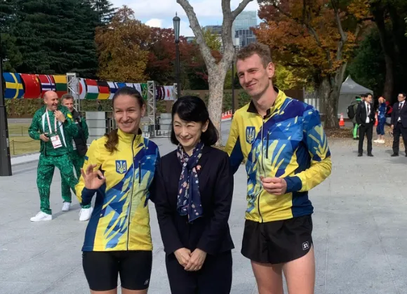 Українські спортсмени позують на міжнародному заході