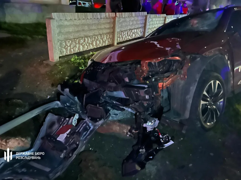 Пошкоджений автомобіль після дорожньої аварії