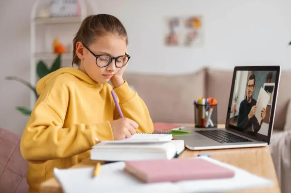 Дівчинка навчається онлайн перед ноутбуком