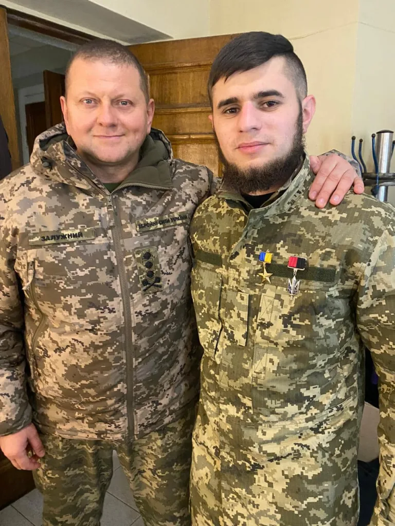 Двоє українських військових у камуфляжній формі